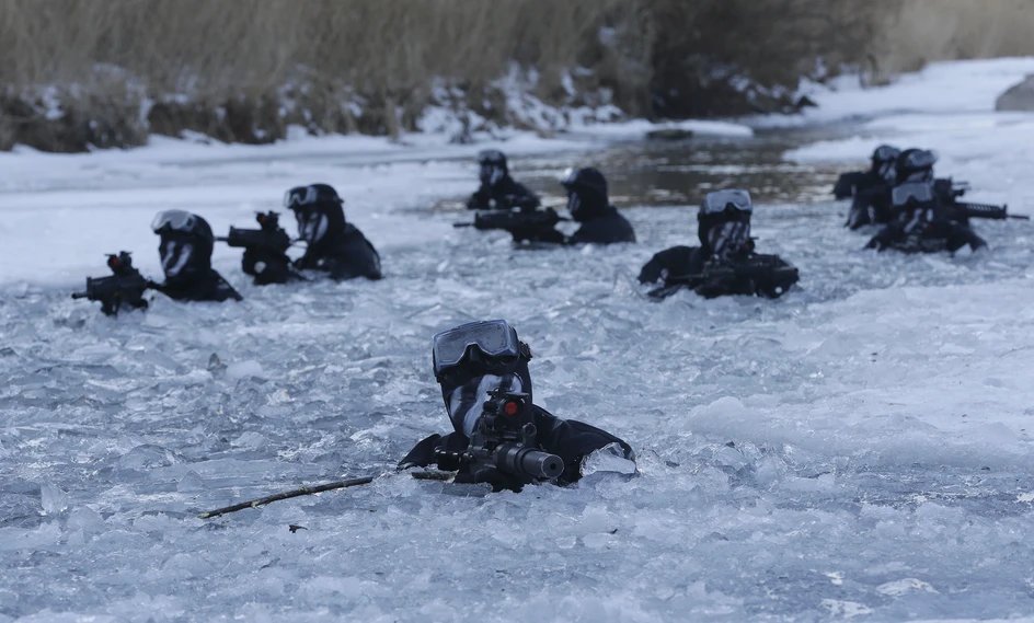 South Korean Black Berets in extreme cold weather training